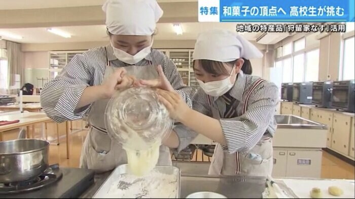 高陽東高校3年の山本さん(左)と柴田さん(右)