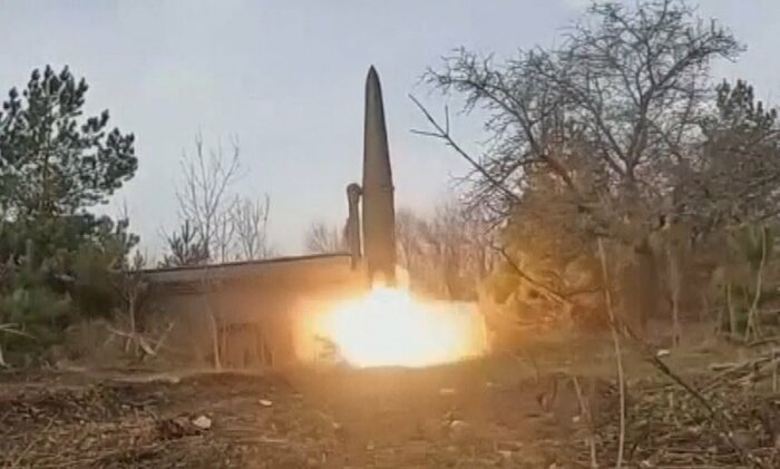 イスカンデル-M複合ミサイル・システムから発射される9M723短距離弾道ミサイル。