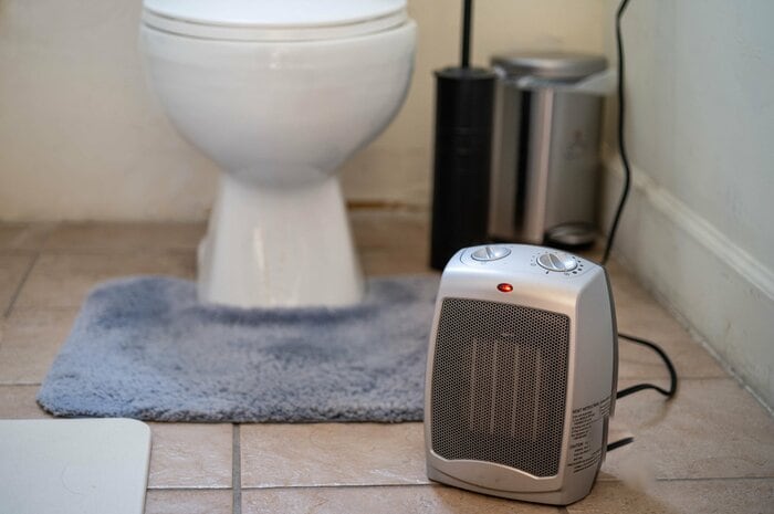 トイレにもヒーターを置くのがお勧め(画像はイメージ)