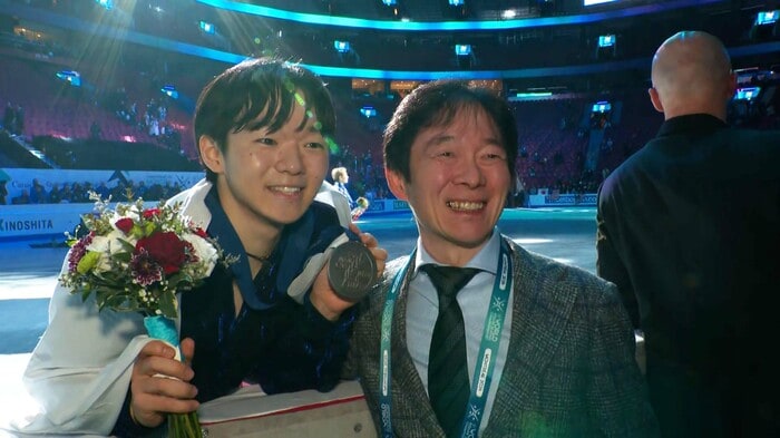 銀メダルを掲げ父・正和コーチと記念撮影(2024年世界選手権)