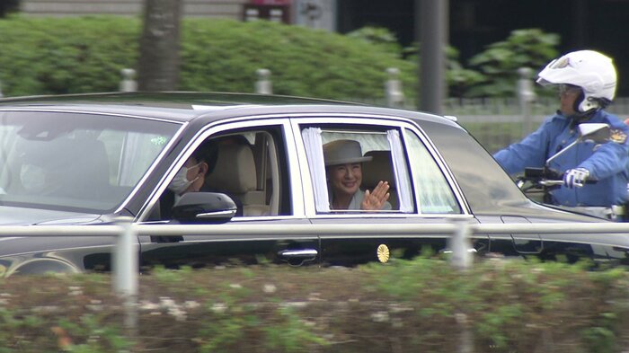 沿道にお応えになる雅子さま