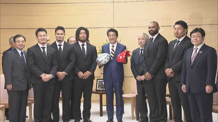 “桜”戦士が表敬 安倍総理は“ラグビー語”をにわか利用? 失速気味の外交で年末に1トライ決められるか