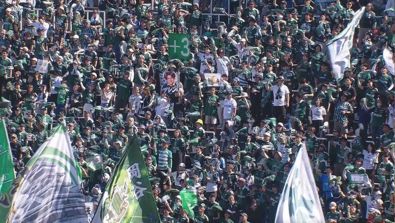 サッカーJ3は第10節　苦戦続く16位の松本山雅は首位の鹿児島と対戦　サポーターの声援を背にしぶとく守り　PKの1点で首位チームを破る　今季ホーム初勝利｜FNNプライムオンライン
