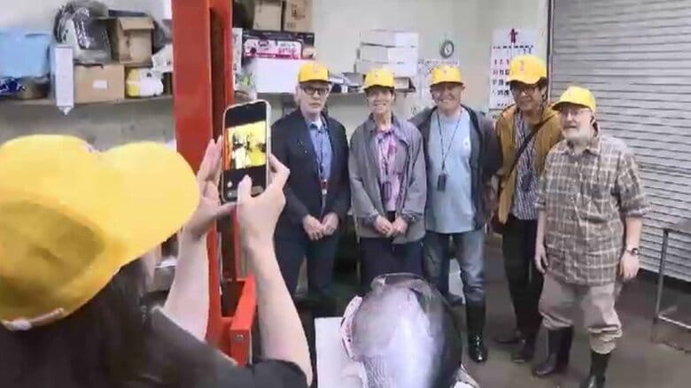 外国人観光客向け“魚市場ツアー”　「競り見学」「市場内すし店」を体験　“すしの都”をPR　6～11月に計4回予定　福岡・北九州市｜FNNプライムオンライン
