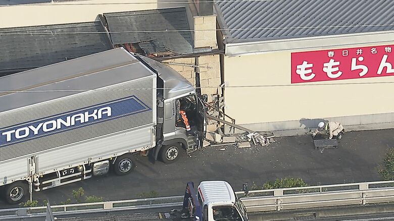 壁が崩れる…国道沿いの和菓子店にトラックが突っ込む 従業員から「燃料が漏れている」と通報もケガ人なし｜FNNプライムオンライン