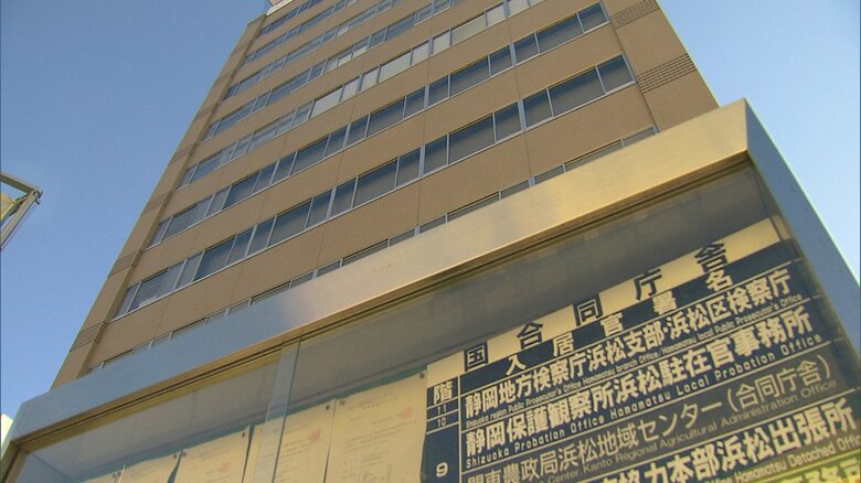 ククリナイフ2本を持って店内に…ガールズバーで女性店長と女性従業員を殺害　無職の男を殺人などの罪で起訴　7日に鑑定留置を終える｜FNNプライムオンライン