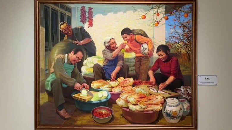 ロシアで初の大規模「北朝鮮」美術展…“キムチ作り”など日常風景や軍事力誇示する作品も　密接な結びつきアピールする狙いか｜FNNプライムオンライン