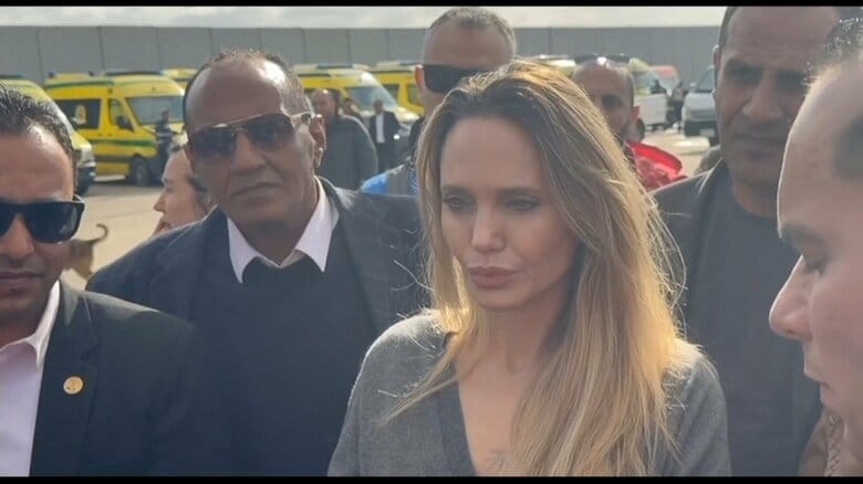 俳優アンジェリーナ・ジョリーさん人道支援激励のためガザ検問所を訪問「搬送拒否された物資のほとんどが医療品」|FNNプライムオンライン