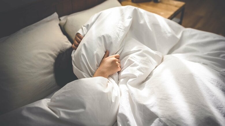 「寝つけない…」その元凶は頭の中のひとりごと。よく寝たはずなのに体が重い人がリラックスして眠れるベストな姿勢｜FNNプライムオンライン