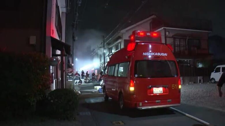 19歳男性が喉をやけどし軽傷…夜の住宅街で木造住宅4棟焼ける火事 火元の住宅に住む2人を搬送｜FNNプライムオンライン