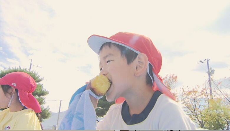 「秋はやっぱりさ、おいも！」ホクホクの焼き芋　汗ばむ陽気の中、半袖姿の園児がほおばる　幼稚園で「焼き芋会」　長野市｜FNNプライムオンライン