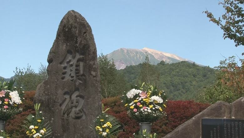 「私たちの子どもでいてくれてありがとう」今も長男が行方不明…死者・行方不明者63人「悲劇を繰り返さないために」　御嶽山噴火災害から11年　麓で追悼式｜FNNプライムオンライン