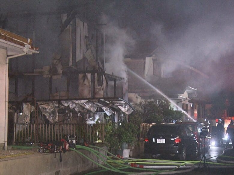 70代母親と50代息子が死亡か…2階建て住宅など計4棟が燃える火事 火元の家から性別不明の2人の遺体見つかる｜FNNプライムオンライン
