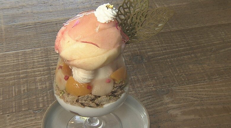「どこから食べよう」パフェのてっぺんに桃が半玉分　小布施町の古民家カフェで8月限定で提供　自家農園のこだわりの桃を使用　おいしい桃は「赤ちゃんのおしりみたいにプクッとして、白い点がある」　長野｜FNNプライムオンライン