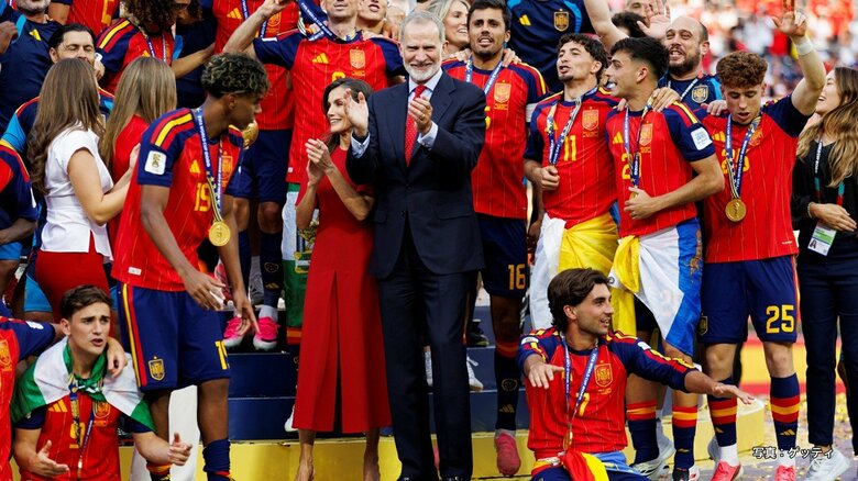 “赤の装い”でスペイン国王一家も決勝戦を観戦 代表選手たちと勝利を祝福【FIFAワールドカップ2026】|FNNプライムオンライン