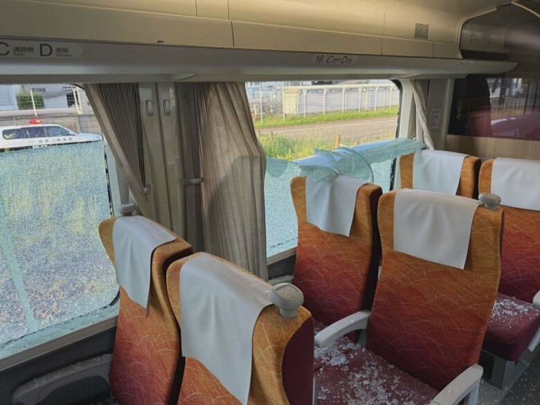 車の運転手は車外で無事…JRの踏切で特急列車とキャリアカーが衝突し乗客10人程ケガか 列車の窓ガラスが粉々に｜FNNプライムオンライン