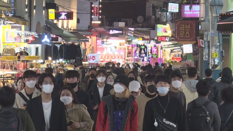 3月27日に撮影したソウルの弘大(ホンデ)。多くの若者が集まっていた