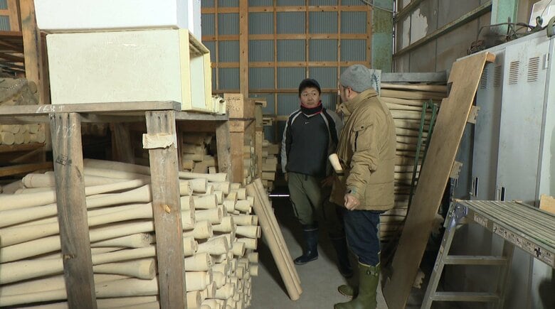 福江さん（右）とバット職人の中塚陸歩さん（左）