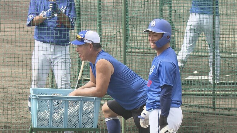 選手と談笑する井上二軍監督