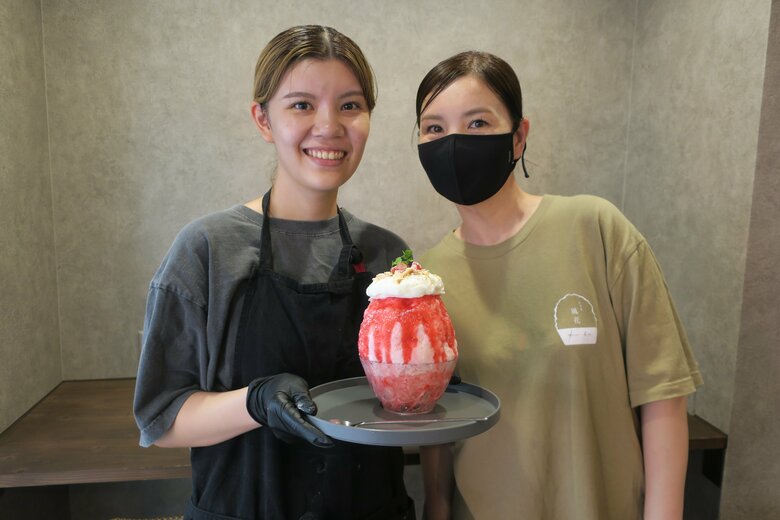 店長の中村茉緒さん（左）と母のさとみさん（右）