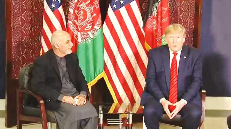 アフガニスタンのアシュラフ・ガニ大統領と会談するトランプ大統領