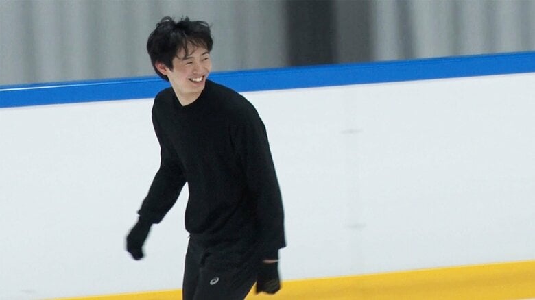 氷上練習で笑顔を見せる島田