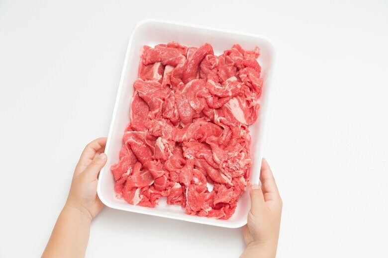 生肉の菌が手指や調理器具に残って他の食材に付いてしまうことも