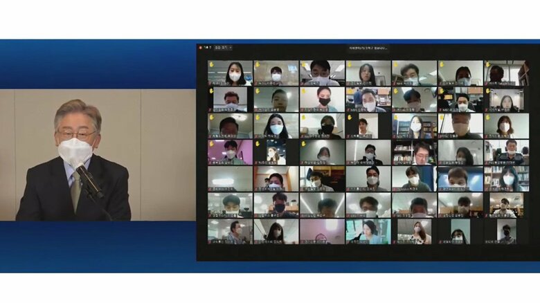 オンラインで記者会見する李在明氏