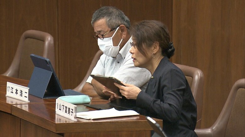 2人で会派を組む江本議員（奥）と山下議員（手前）