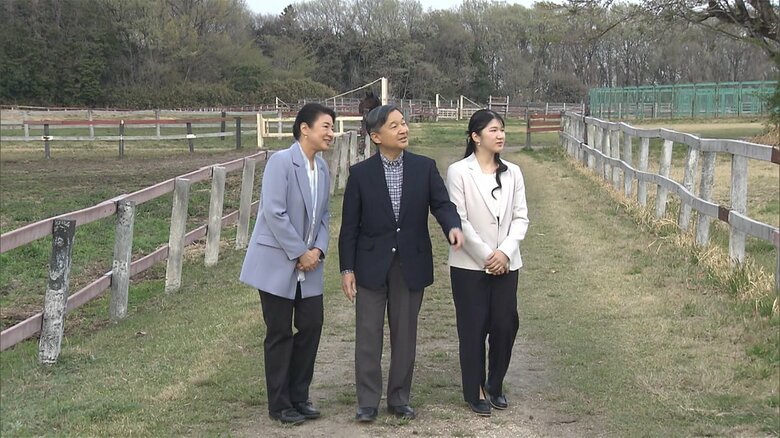 桜が咲いているのを見つけられた陛下。一方、皇后さまは、馬が走る様子を目で追われたいた。すると･･･。