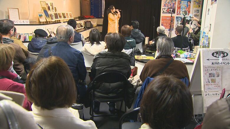 ステージに立つ塩野真那さん