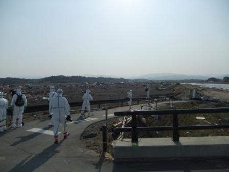 請戸橋付近の様子。足に赤いテープを巻いているのが報道関係者。