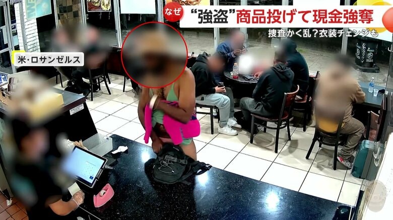 麦わら帽子にキャミソール、スカートがめくれた状態で入ってきたひげ面の人物（5月、アメリカ・ロサンゼルスにあるドーナツ店）