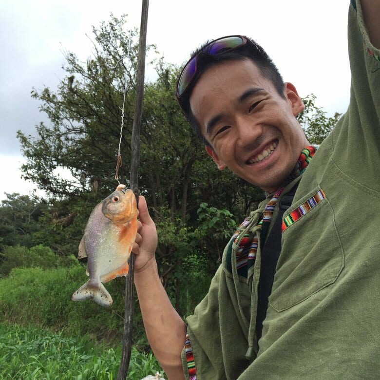ブラジルでピラニアを釣る中川さん