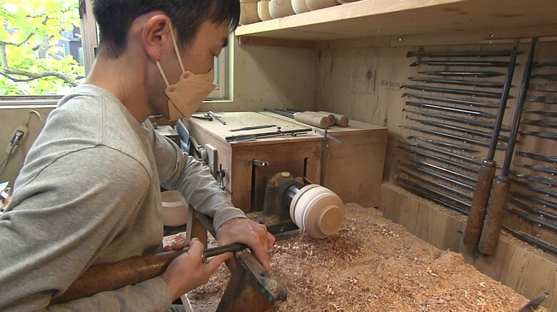 刃を使い分け、カンナで削っていく