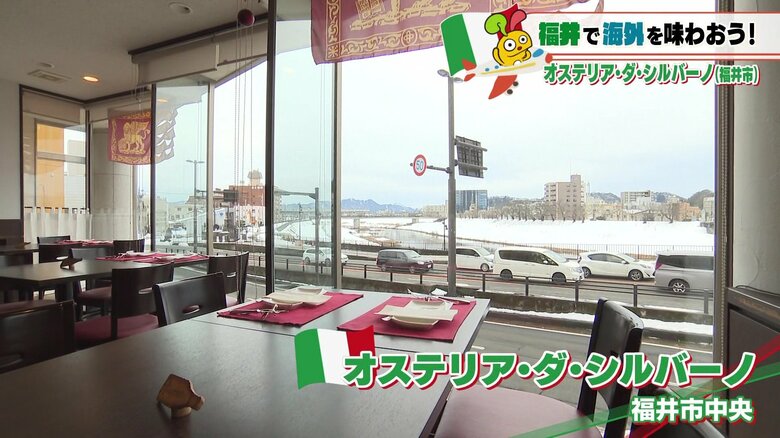 店内からは足羽川が望める