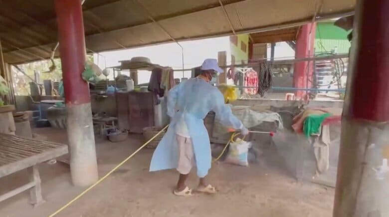 鳥インフルエンザ発生後、消毒作業をする人（カンボジア）