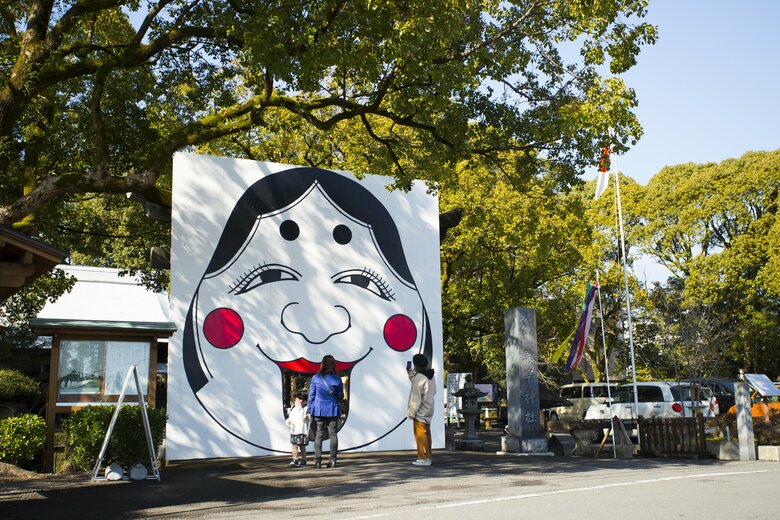 諫早神社の日本一大きな「お多福」。鳥居が隠れてしまう大きさ