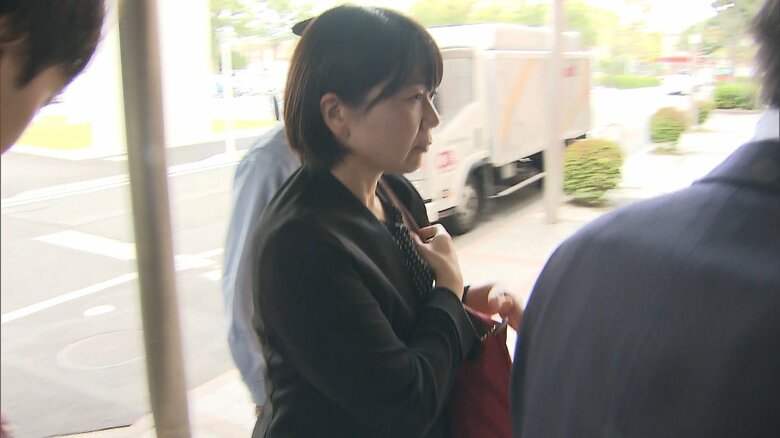 報道陣の問いかけにも無言…前橋市役所に入る小川市長　３日朝