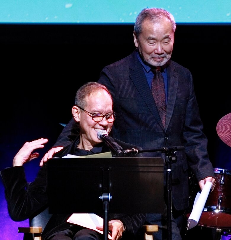 村上氏は英語で朗読したケルツ氏の肩に手を添えた　