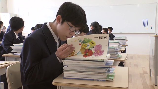 教科書に目を通す生徒