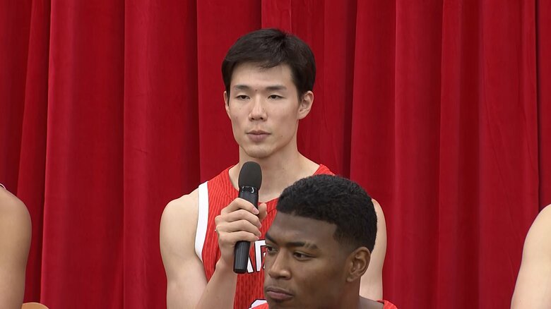 馬場雄大選手（10日、都内会見で）