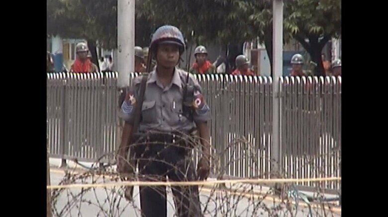 兵士はバリケートの反対側に待機