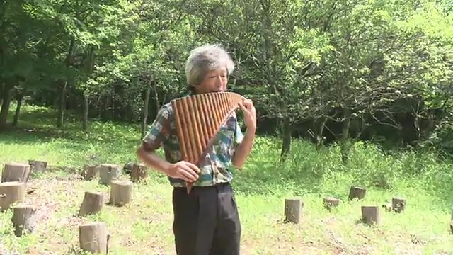 お気に入りの自然の中で演奏する大束さん