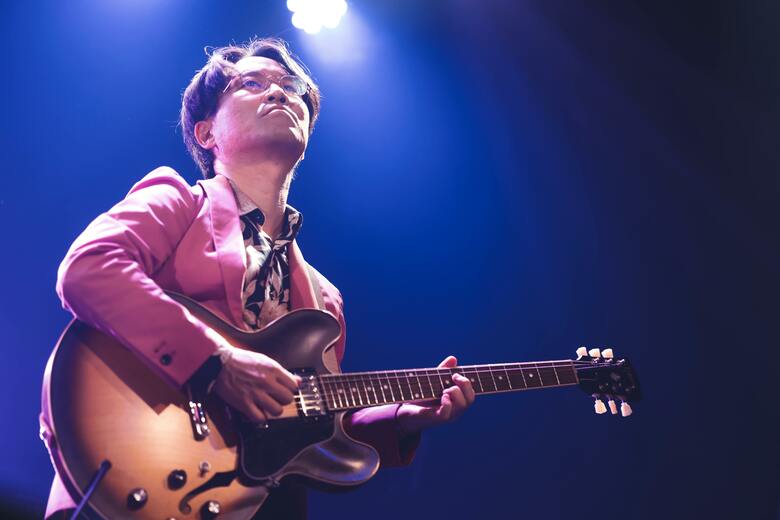 ギターの田村次郎さん　提供トリプルワン