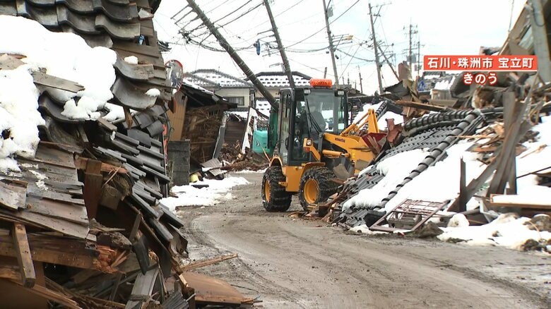 がれきでふさがれた道路