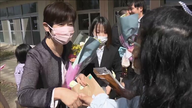 生徒と笑顔で別れる学校の先生