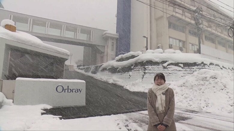 国道沿いにあるOrbrayの工場