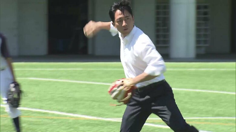 地元・神奈川県の学校で中学生と野球で汗を流す小泉氏（9月5日）