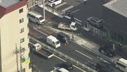 環七でトラックが歩道乗り上げ　タクシーなど4台絡む事故で計5人けが　片側一車線が通行止め　東京・足立区